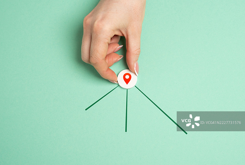 带有地理位置图标的手和新的目的地导航方向，探索新目的地，规划旅行路线，GPS服务，旅行指导地图，乌克兰图片素材