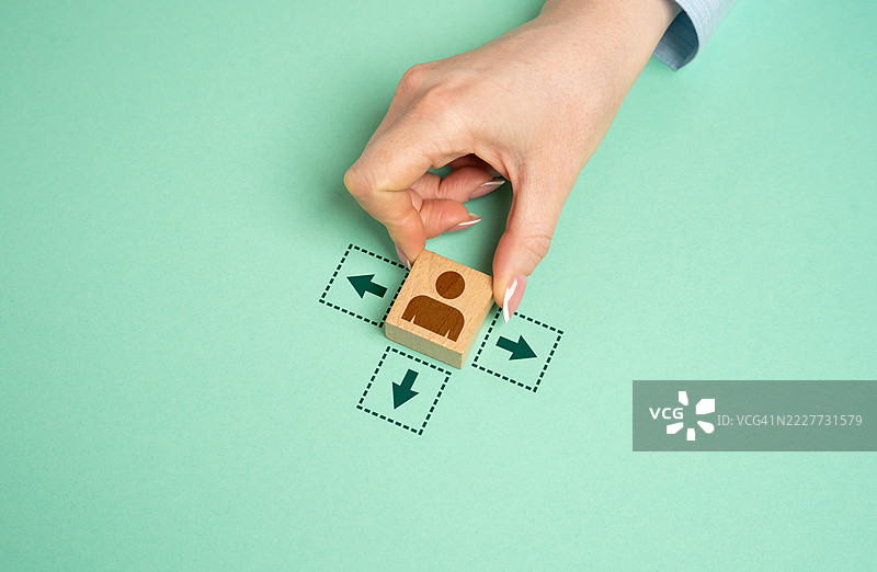 女人放置人形，并从可用选项中选择进一步的行动和移动方向。选择路径的概念，计划和行动，职业决策，乌克兰。图片素材