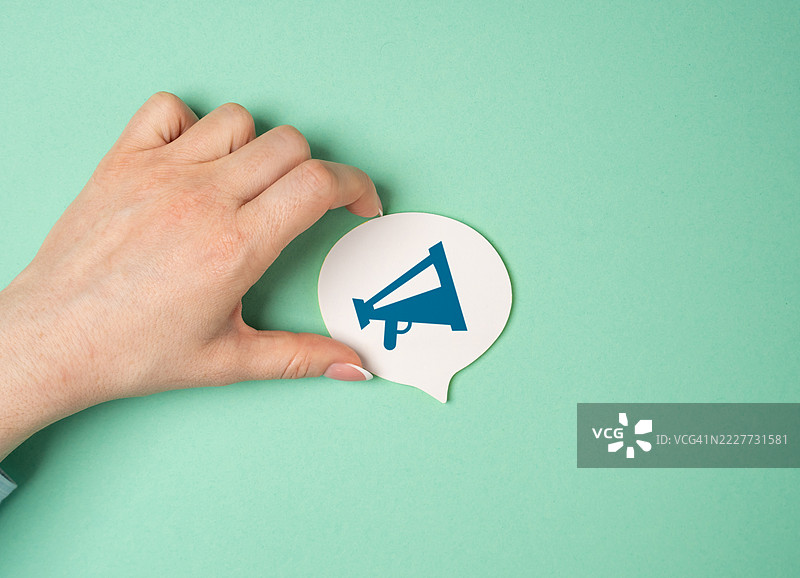 女性手持带有扩音器的对话气泡云，传达重要公告的概念，向公众传递信息，进行市场营销活动、倡导或沟通，乌克兰图片素材