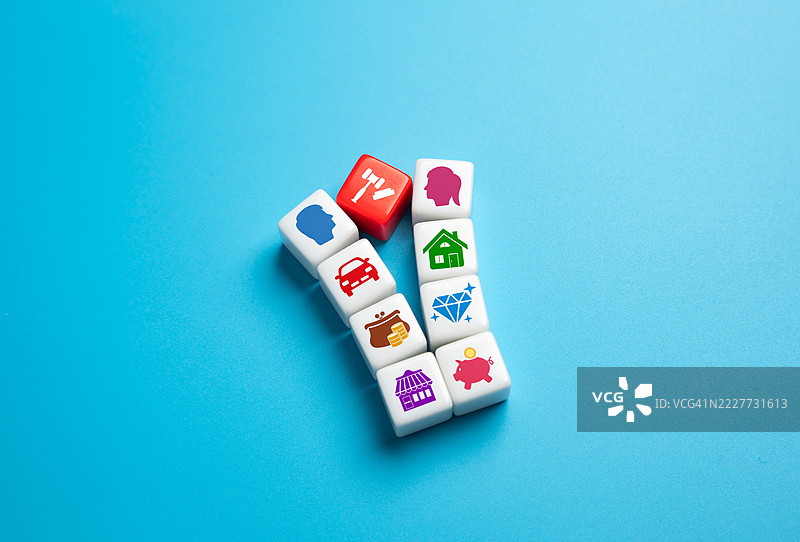 离婚后财产在法庭程序中的分配 资产争议如房屋、储蓄和企业 法院评估所有权、贡献和法律权利，以确保公平分配，乌克兰图片素材