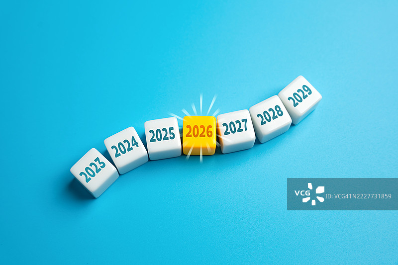 2026年在时间线中显得尤为突出，标志着重要的事件、里程碑或经济变化的关键时刻，尤其是与乌克兰相关的计划或预测。图片素材