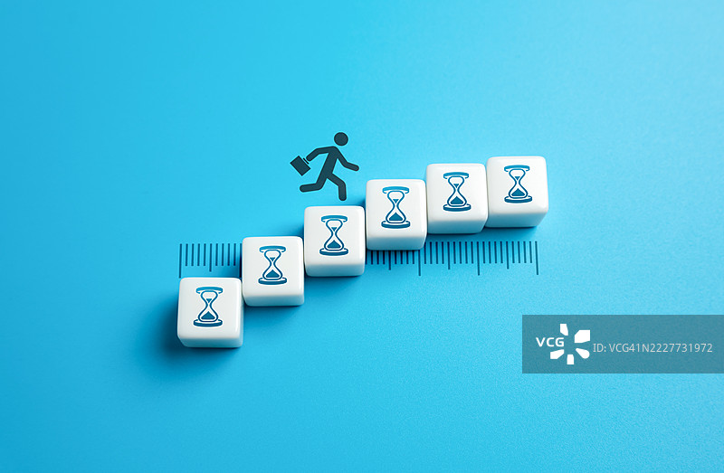 一个男人在流逝的时间线上奔跑 时间即将耗尽的概念 截止日期和合同条款 紧迫感、生产力挑战，以及在效率之间不断挣扎的平衡图片素材