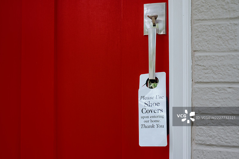 门挂条，要求访客使用鞋套 / 房地产挂牌概念图片素材