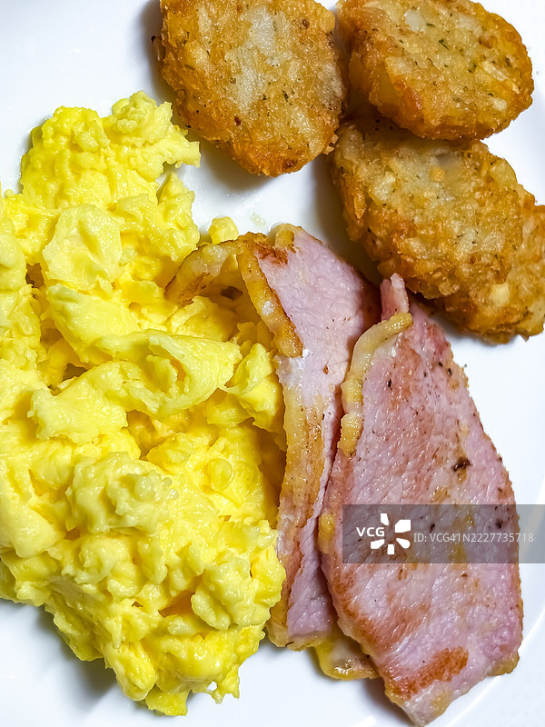 简单的早餐包括炒鸡蛋，图片素材
