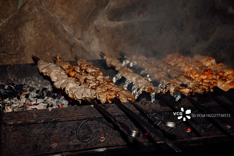烧烤肉在烤架上烹饪图片素材