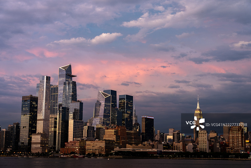 摩天大楼在多云天空下的景观，纽约，美国图片素材