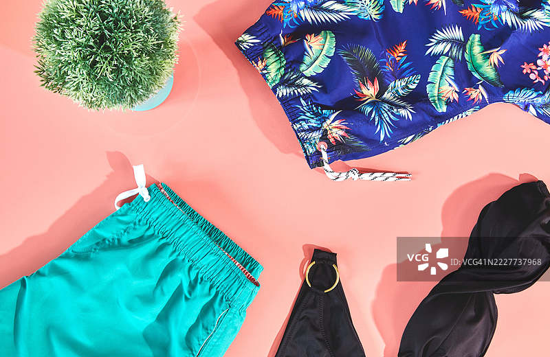 法国桌上的个人配饰俯视图图片素材