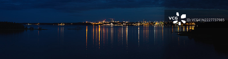 芬兰波尔沃夜晚的灯光城市景观图片素材