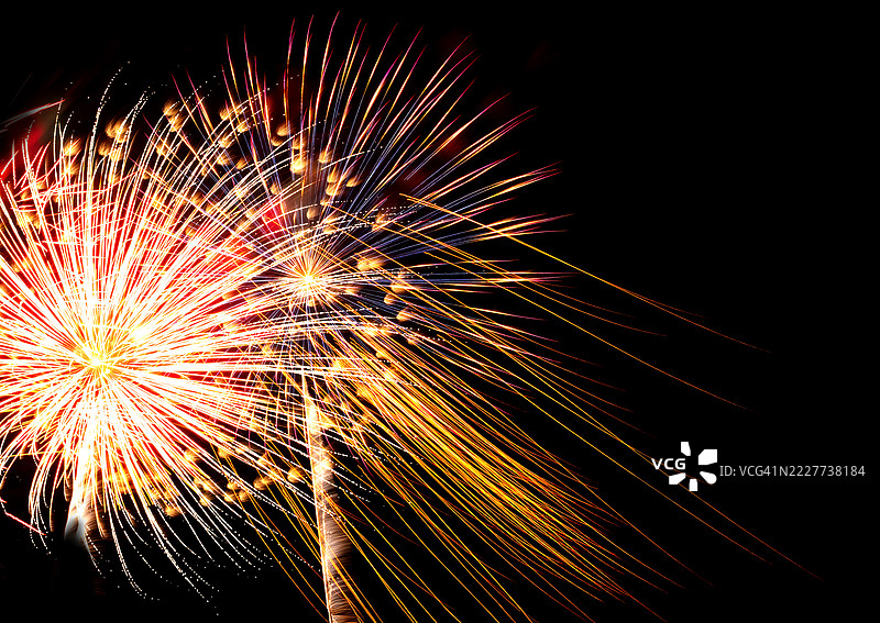 夜间密歇根州的烟花表演低角度视图， 美国图片素材