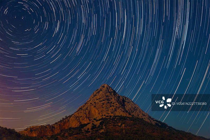 西非塞拉利昂西部弗里敦的夜间长时间曝光星轨与风景图片素材