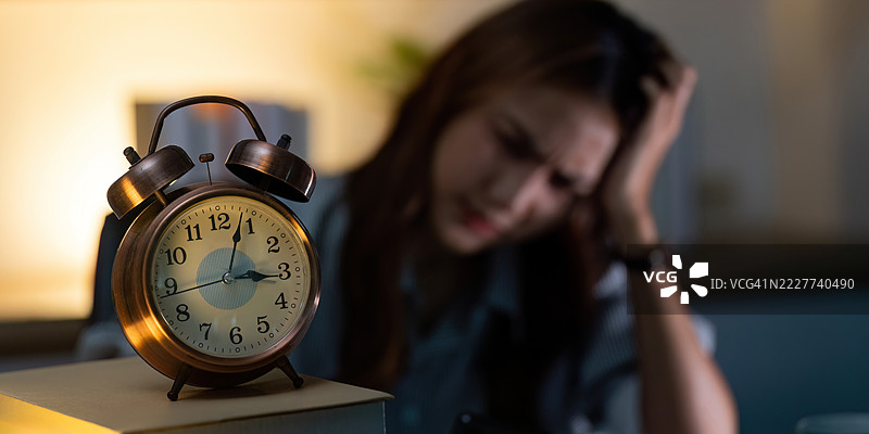 深夜警报 一位女性感到时间压力巨大图片素材
