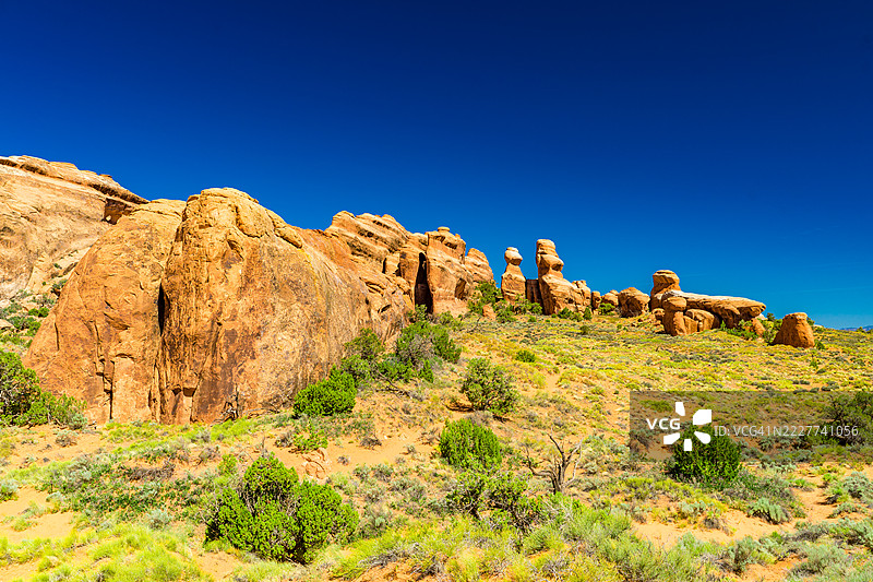 低角度视图的岩石形成与晴朗的蓝天，汤普森，犹他州，美国图片素材