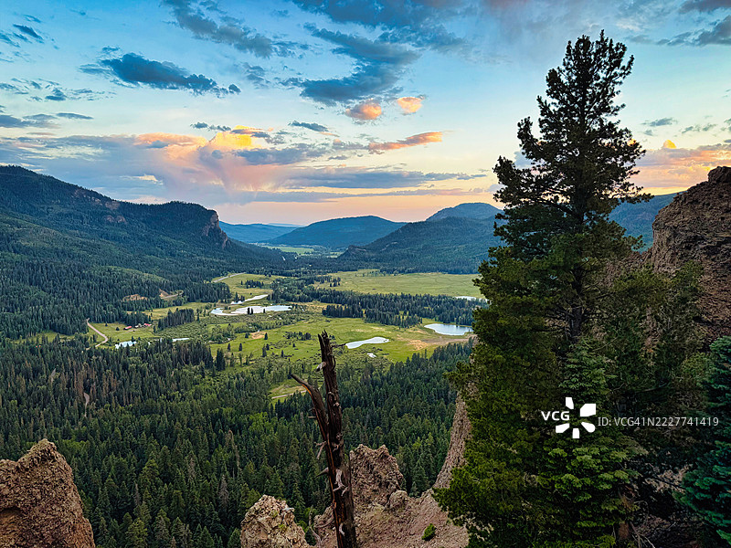 落日时分，科罗拉多州帕戈萨温泉的天空下的风景如画的景观图片素材