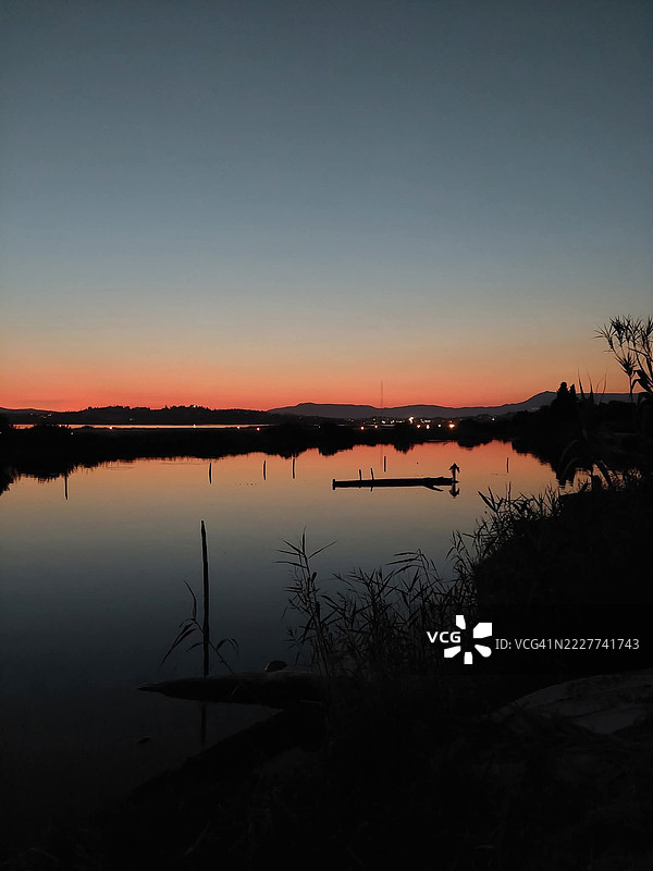 日落时分，科孚岛，爱奥尼亚群岛，希腊，湖泊与晴朗天空的美丽景色图片素材
