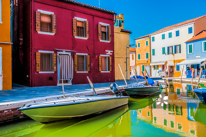 威尼斯，威尼托，意大利的运河上停靠的船只景观图片素材