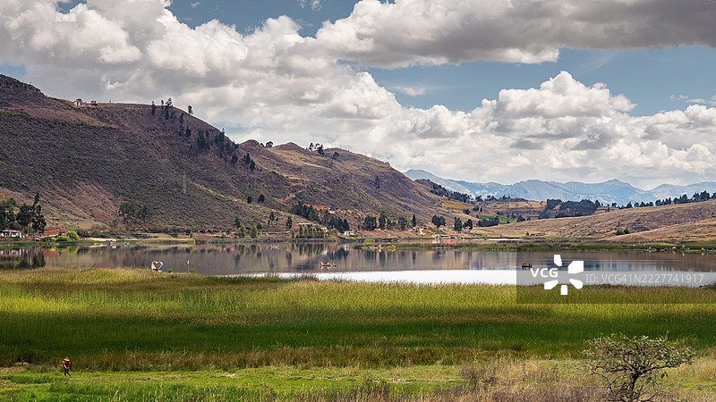 湖泊与天空的美丽景色，纳莫拉，卡哈马卡，秘鲁图片素材