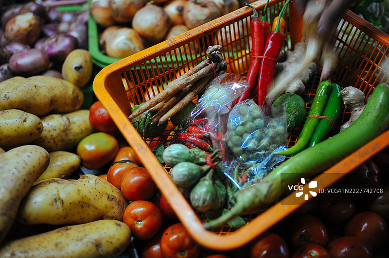 高角度视图的蔬菜篮图片素材