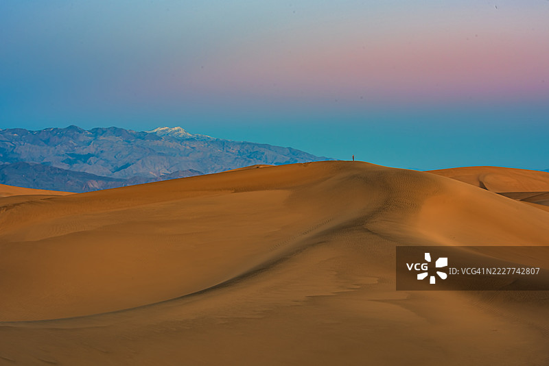 加利福尼亚州熔炉溪的沙漠美景与晴朗的天空图片素材