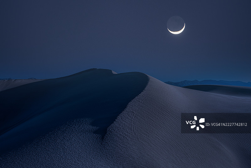 夜空下加利福尼亚州熔炉溪的山脉美景图片素材