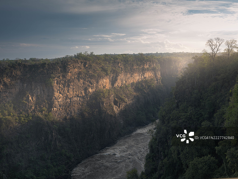 津巴布韦马塔贝莱北部的天空下风景如画的景观图片素材