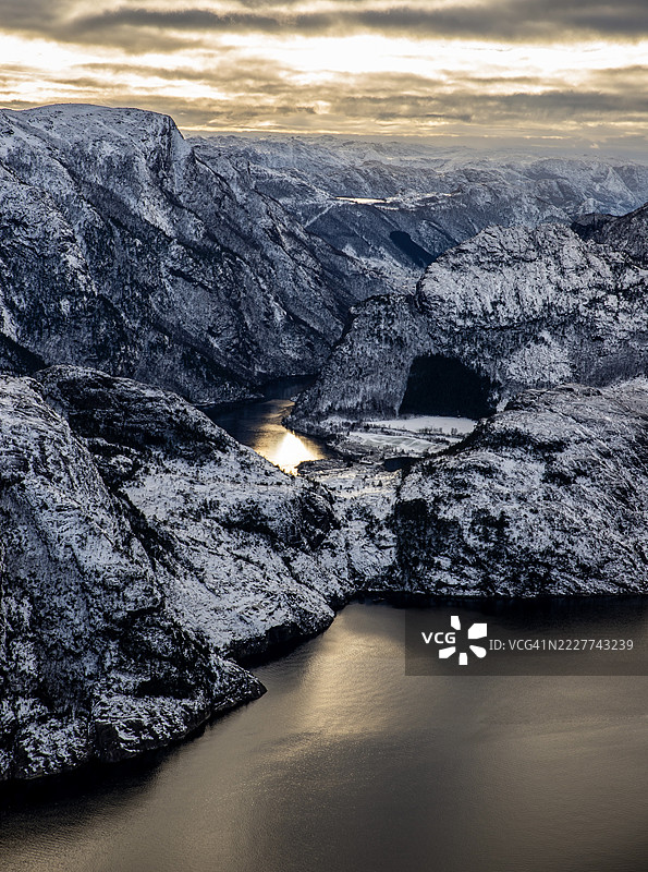 冬季挪威罗加兰的海洋与天空的美丽景色图片素材