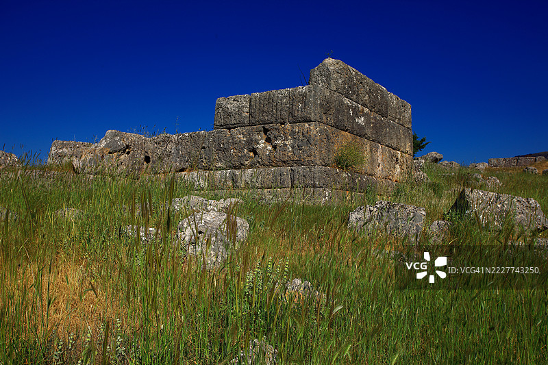 古希腊中央地区蓝天下的古老遗迹低角度视图图片素材