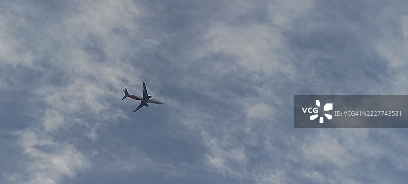 低角度视图的飞机在天空中飞行，吉兰丹，马来西亚图片素材