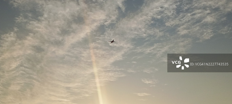低角度视图的飞机在天空中飞行，登巴特，吉兰丹，马来西亚图片素材