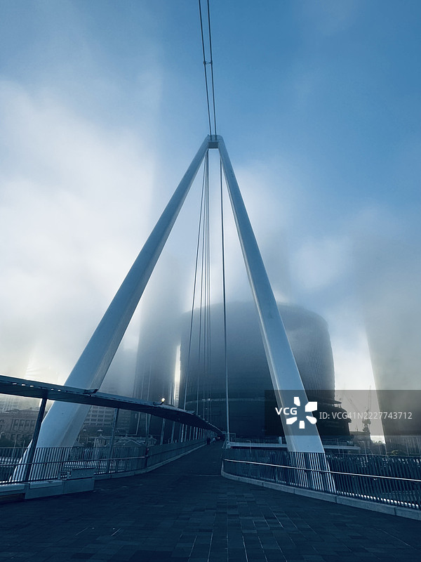 布里斯班，昆士兰，澳大利亚的悬索桥在多云的天空下的景观图片素材