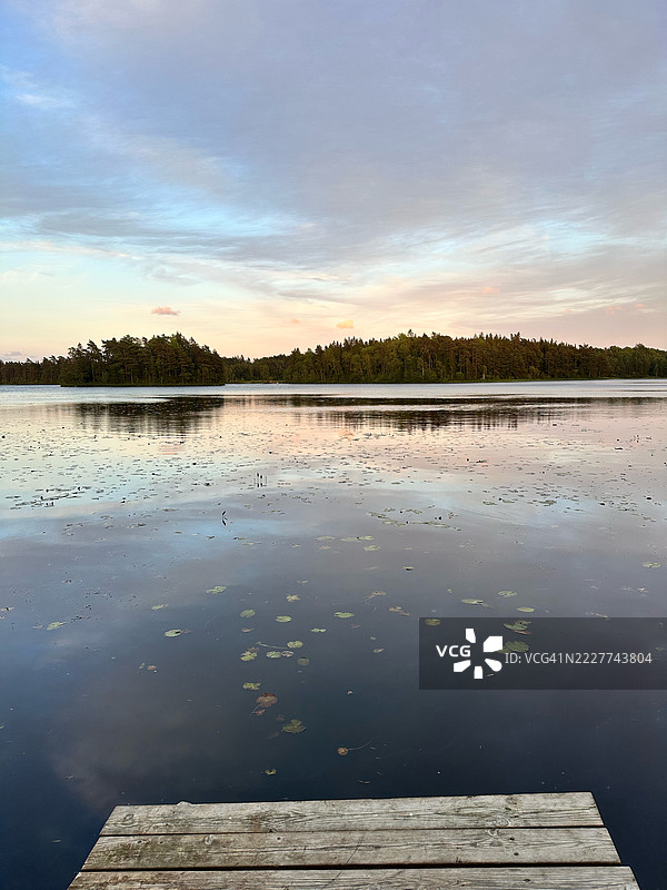 日落时分，湖泊与天空的美丽景色，安纳斯塔德，克罗诺贝里县，瑞典图片素材