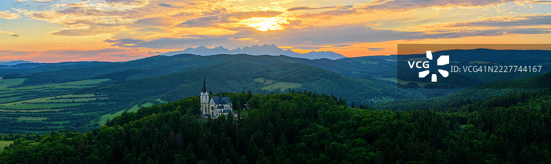 日落时分，斯洛伐克山脉与天空的美丽景色图片素材