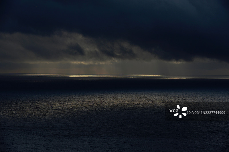 风暴云下的海景，西班牙加利西亚图片素材