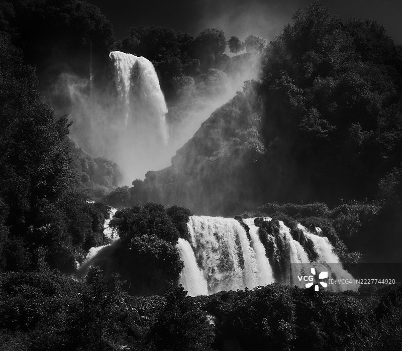 意大利翁布里亚州特尔尼的瀑布风景。图片素材