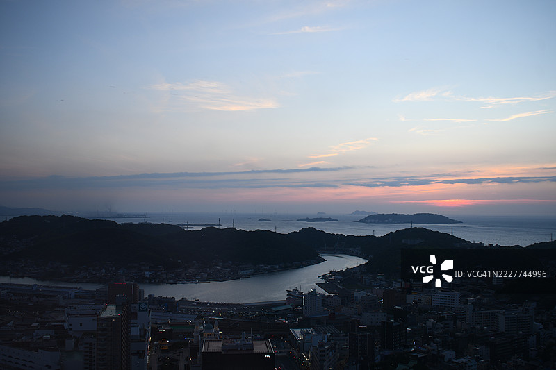 日落时分，日本城镇景观的高角度视图图片素材