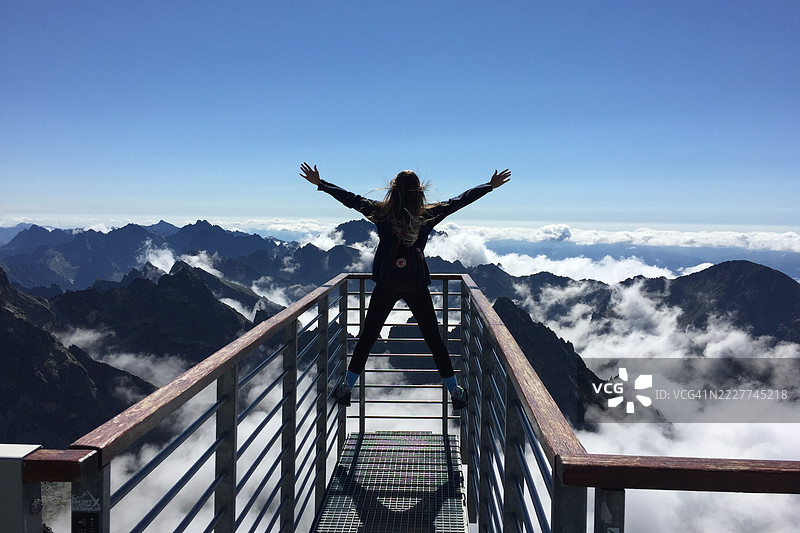 在波兰下西里西亚的弗罗茨瓦夫，山峰之上的观景台上的女性图片素材