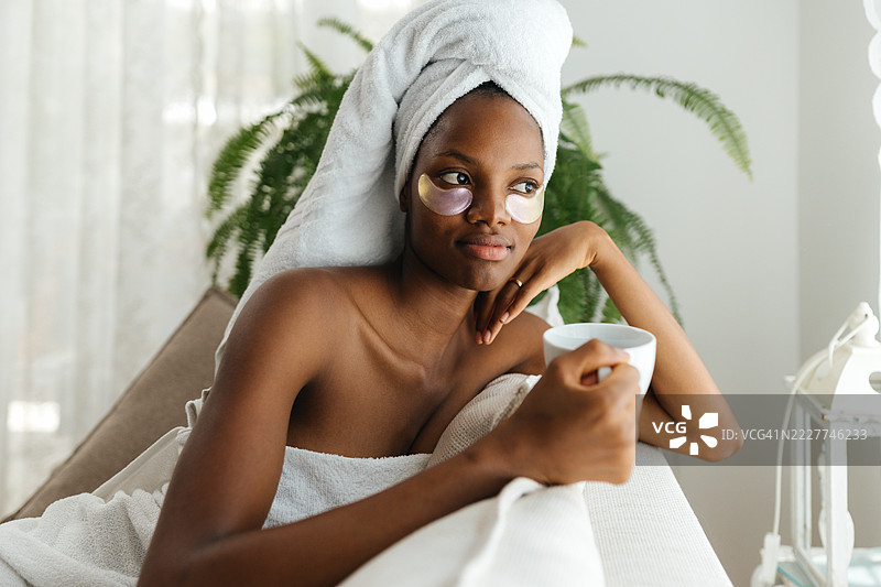 早晨淋浴后舒适的水疗和咖啡图片素材