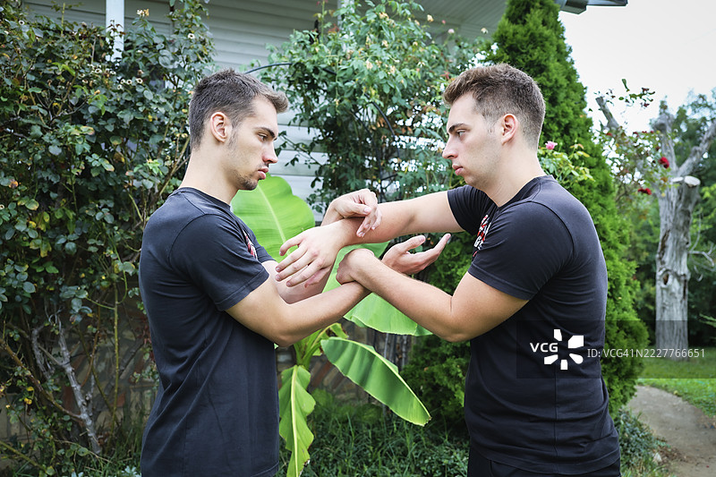 和谐动作的两兄弟：咏春拳，功夫武术图片素材