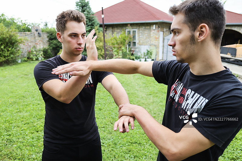 和谐动作的两兄弟：咏春拳，功夫武术图片素材