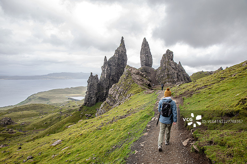 女性在苏格兰斯凯岛的老者石头上徒步旅行图片素材