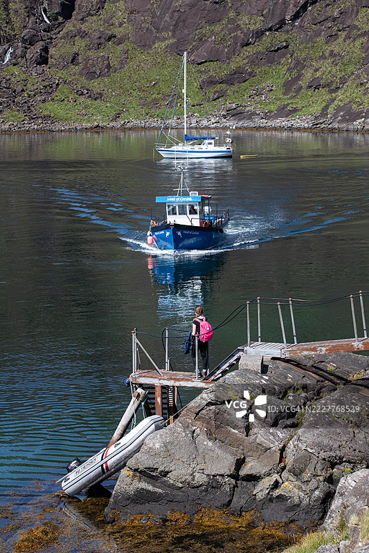 游船抵达苏格兰斯凯岛的科鲁斯克湖图片素材