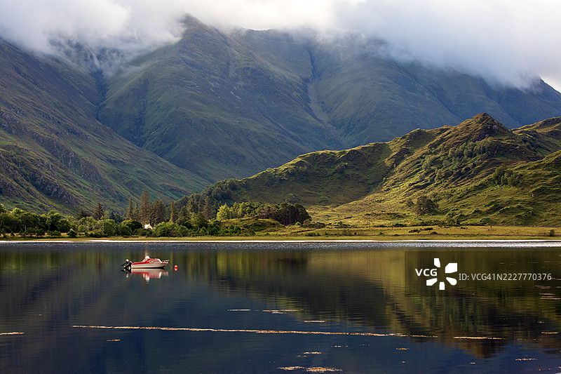 日出时分的小船在苏格兰高地的杜伊赫湖上图片素材