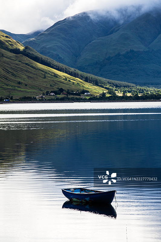 小船在苏格兰高地的杜伊赫湖平静的水面上图片素材