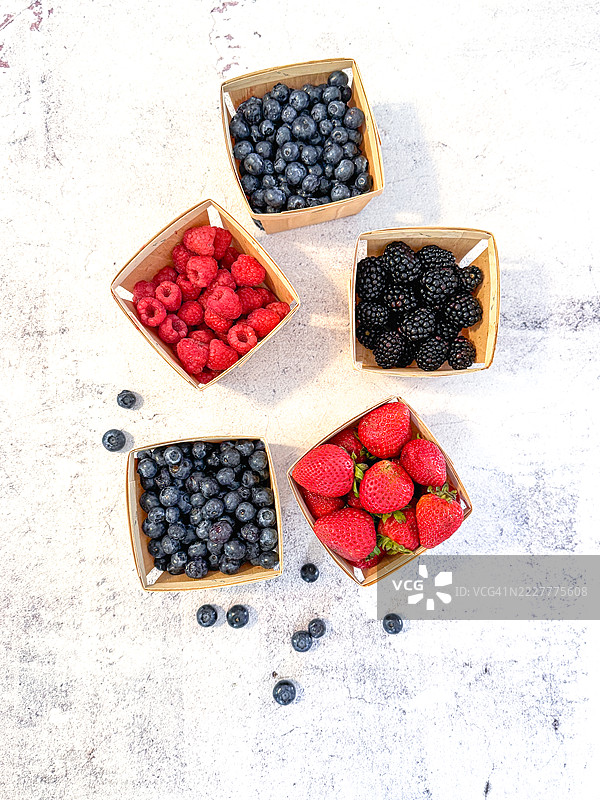 复古木箱中的浆果俯视照片，放置在台面上图片素材