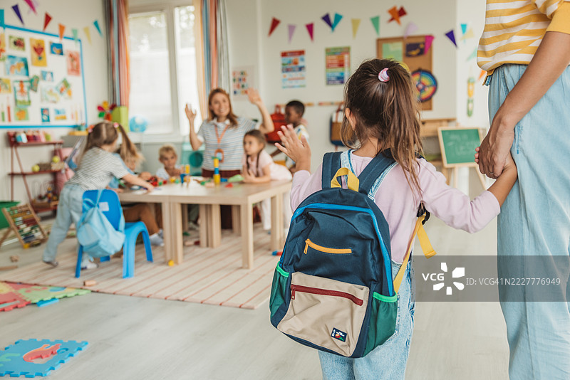幼儿园老师在教室里迎接新学生图片素材