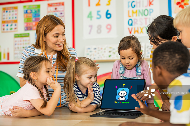 小学生在课堂上使用平板电脑图片素材