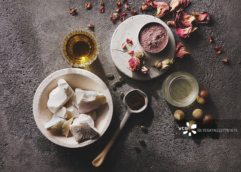 含干玫瑰粉的身体油图片素材