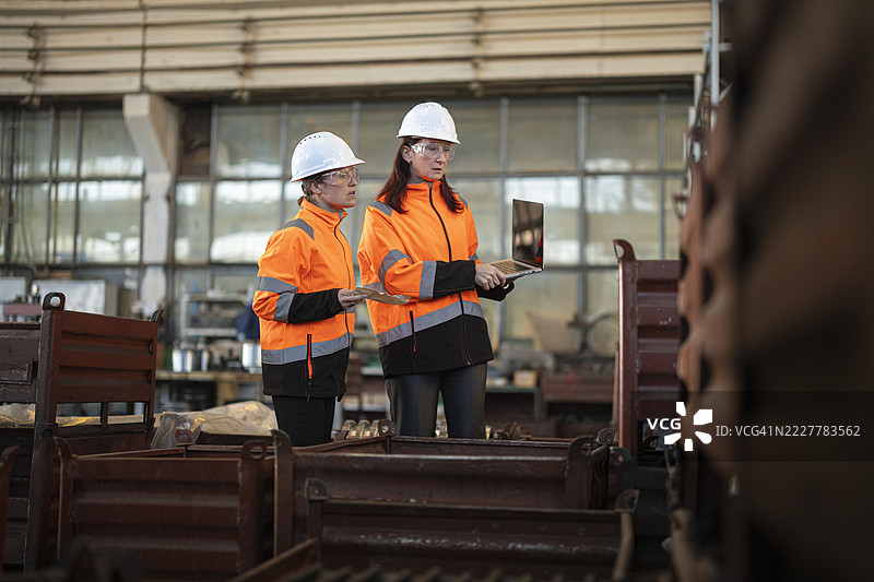 制造业中的女性工程师图片素材