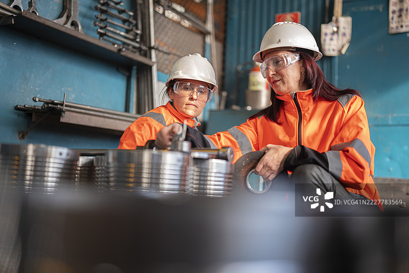 工人与工业。女性在制造业和基础设施中的角色图片素材