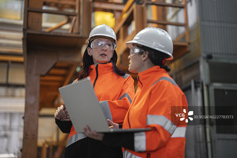 可持续基础设施实践。女性工业工人图片素材