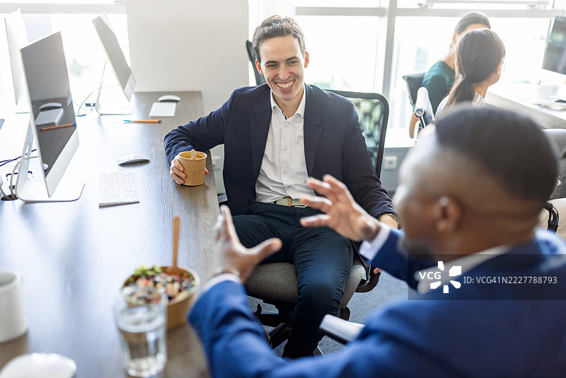 早晨阳光下的专业办公室会议图片素材